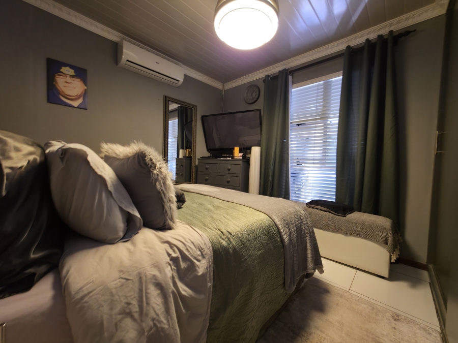 3 Bedroom Property for Sale in Electric City Western Cape